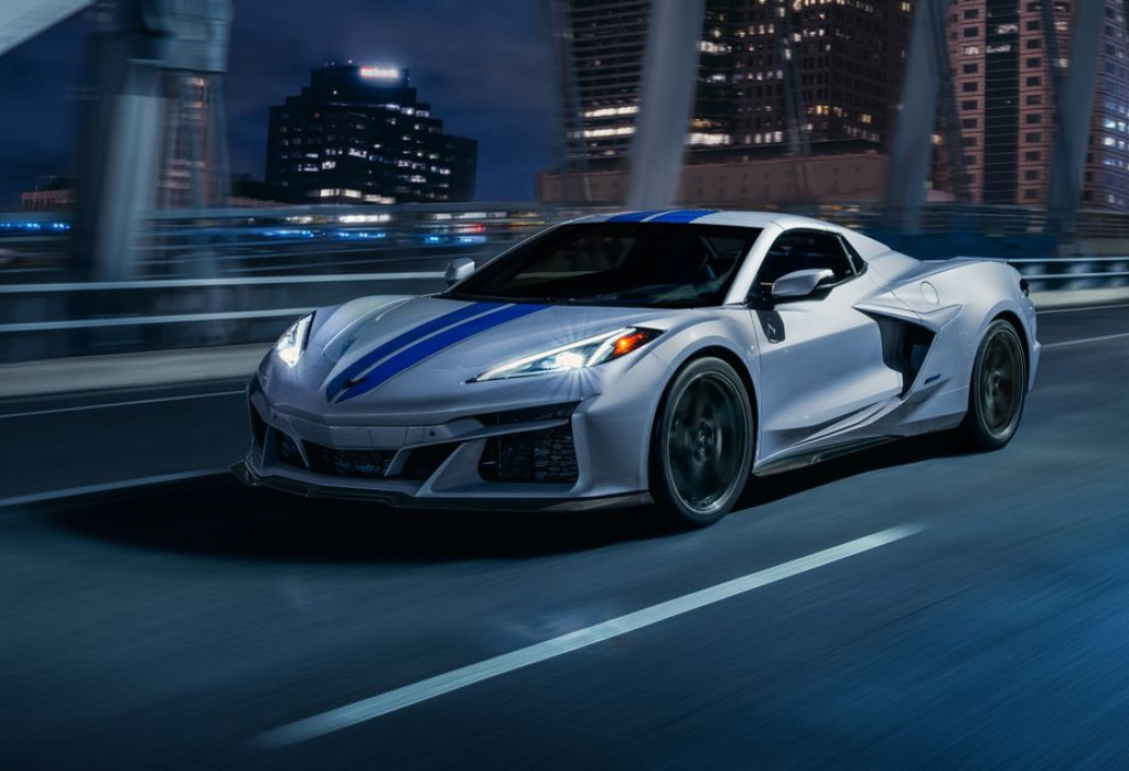 The 482kw AWD Hybrid Chevrolet Corvette E-Ray can reach 100 km/h in 2.5 seconds.